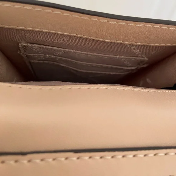 MICHAEL KORS
Carmen Small Color-Block Faux Leather Phone Crossbody Bag - Picture 4 of 9